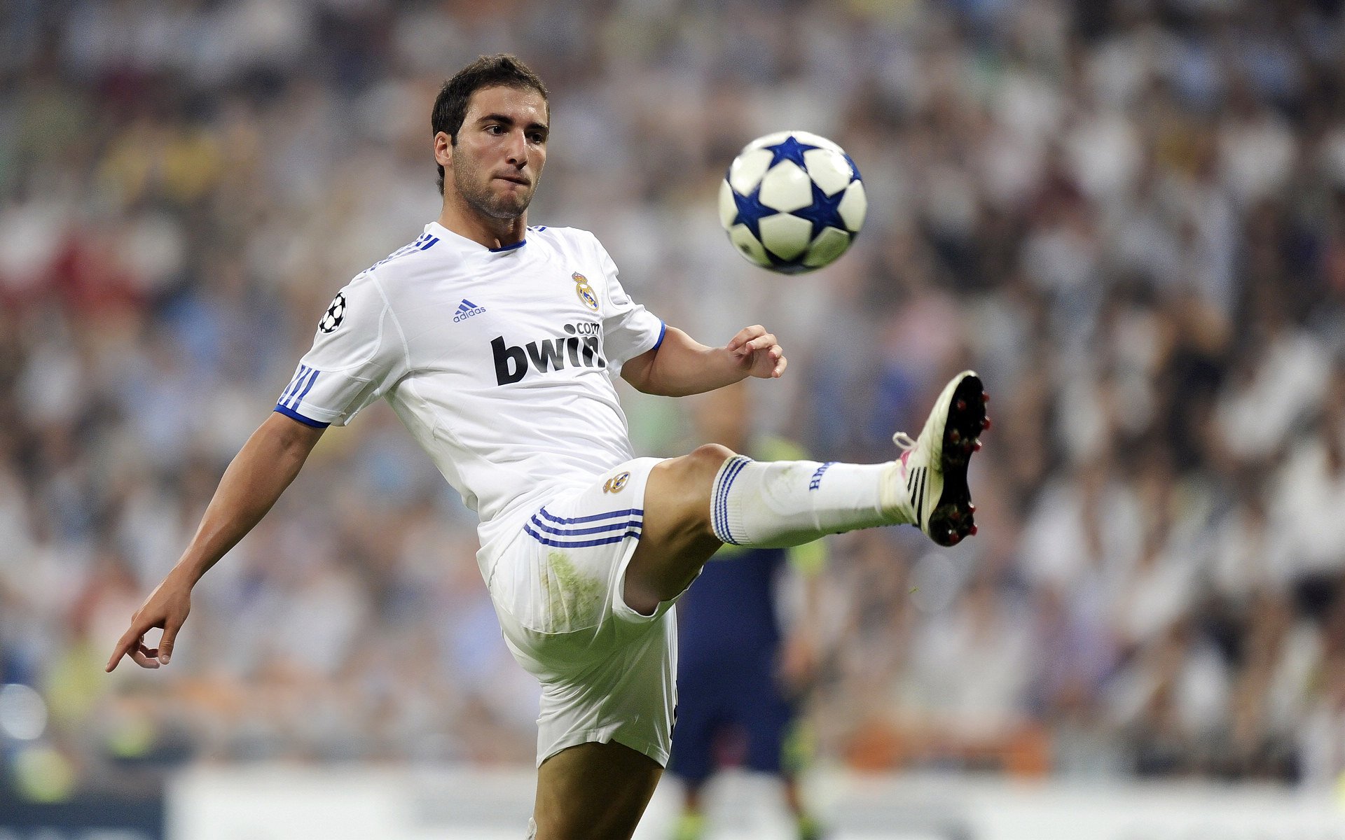 开云官网-拉梅洛·鲍尔闪耀NBA季后赛之夜，进攻端无人可挡的华丽演出